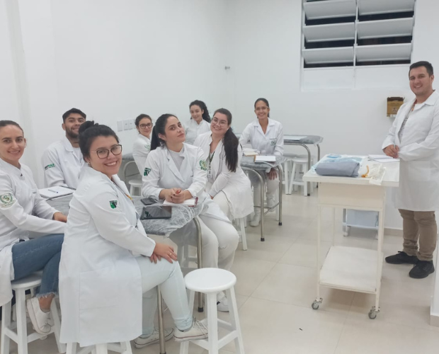 Acadmicos do 5 Perodo de Enfermagem da Univs inauguram novo Laboratrio de Prticas
